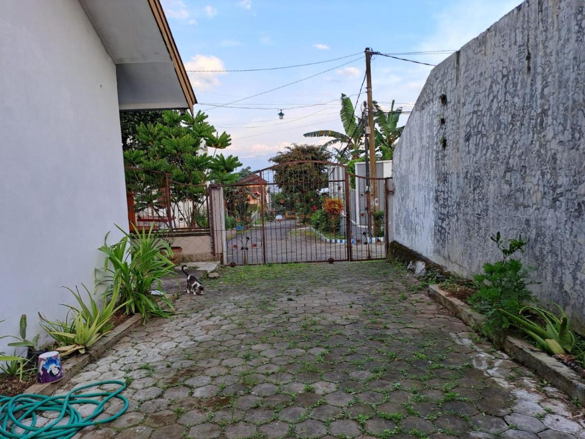 Indo Homestay Malang Buitenkant foto